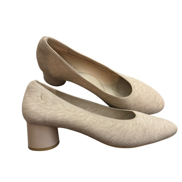 Elegant Cream Vivaia Shoes Elvia Round Toe Chunky Hees in great conditions